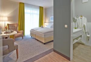 科尔斯万特Dorint Resort Baltic Hills Usedom的一间酒店客房 - 带一张床和一间浴室