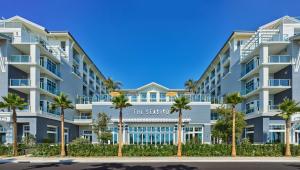 奥欣赛德The Seabird Ocean Resort & Spa, Part of Destination Hotel by Hyatt的公寓大楼前方有棕榈树