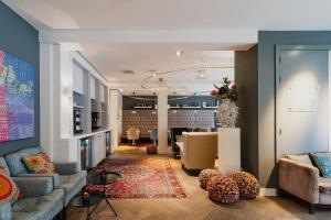 阿姆斯特丹JL76号酒店的客厅配有沙发和桌子
