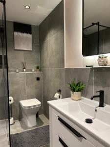 伦敦2bed house in Vauxhall的浴室配有白色水槽和卫生间。