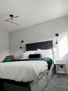伦敦Stunning Newly Decorated Flat with Private Entrance的一间卧室配有一张大床和黑色床头板