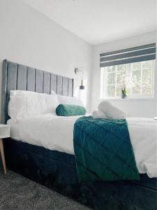 伦敦Stunning Newly Decorated Flat with Private Entrance的一间卧室设有一张大床和一个窗户。