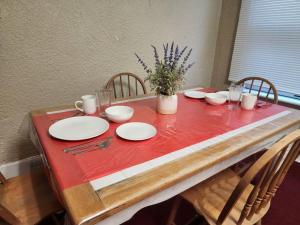 尼亚加拉瀑布Urban Getaway on 7th的一张桌子,上面有红色的桌布和盘子