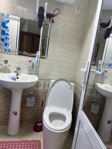 撒马尔罕Imran&Bek的浴室配有白色卫生间和盥洗盆。