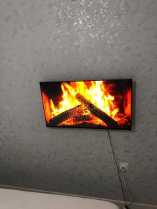 蒙巴萨Chillhaushomes的挂在墙上的平板电视,壁炉旁