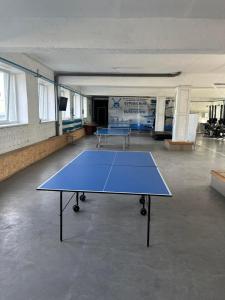 基辅Hotel Burevisnyk (Буревісник)的空房间里的一个蓝色乒乓球桌