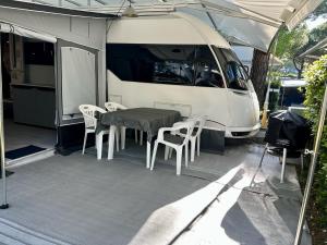 卡瓦利诺PS-Caravaning auf Union Lido - Wohnwagenvermietung的白色面包车前的桌椅