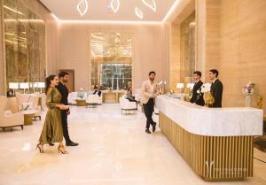 迪拜Ultra Luxury Palm Tower with Shared 5 Star Hotel Facilities的一群人在大堂周围散步