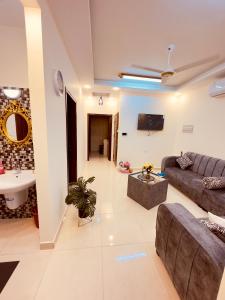 亚喀巴ENG-Murjan Apartment的带沙发和水槽的大型客厅