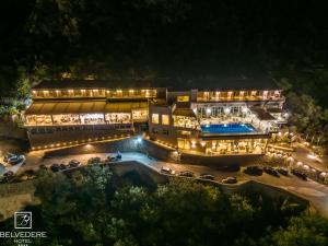 卡拉马塔丽城酒店的晚上酒店享有空中景色