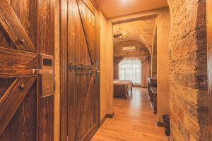 巴库Passaje Old的走廊设有木门和一间卧室