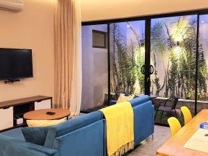 布兰太尔InstaHomes by Tru - Garden Suites的客厅设有蓝色的沙发和大窗户