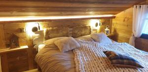 尚佩里Chalet le Grenier des Crosets, Vue exceptionnelle sur les Dents du Midi的一间卧室配有一张木墙床