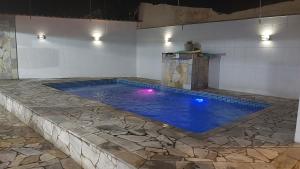 伊塔尼亚恩Casa Sol & Mar的石头地板房间的游泳池