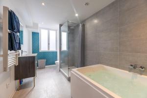 鲁昂Le Lovely cosy jacuzzi centre-ville wifi的设有带浴缸和淋浴的浴室。