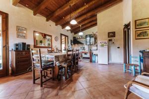 Casa Serra的厨房以及带桌椅的用餐室。