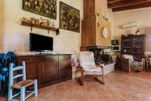 Casa Serra的客厅配有平面电视和椅子