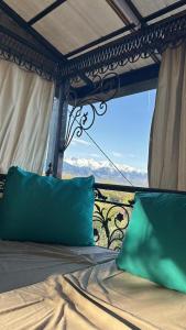Kok-ShokyLa Villa的一张透过窗户可欣赏到山景的床