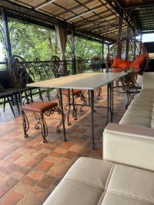 Kok-ShokyLa Villa的天井上配有一张大桌子和椅子