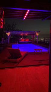 Kok-ShokyLa Villa的一座带蓝色灯光的游泳池