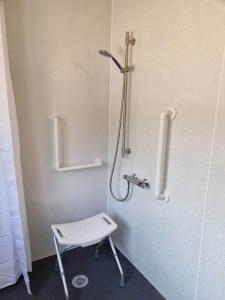 珀斯河滨小屋的带淋浴的浴室,配有凳子