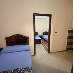 锡瓦Siwa star的一间卧室配有两张床和镜子