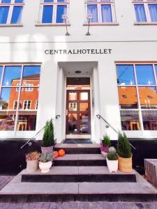 克厄CentralHotellet的一座拥有百年历史的酒店入口的建筑