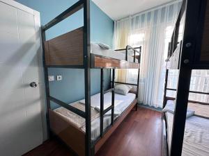 伊斯坦布尔STONE HOME Hostel的双层床间 - 带两张双层床