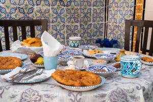 苏塞Dar Badiaa的一张桌子,上面有蓝色和白色的盘子