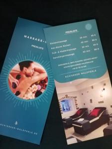 施尔奇Comfort-Hotel garni Schierker Waldperle - inklusive Wellness的一本在浴室里给一个水疗中心的小册子,上面有一张男人的照片