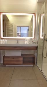 米兹多洛杰HOLIDAY HOME Bel Mare 308c的一间带水槽和镜子的浴室