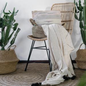 卡萨莱马里蒂莫OKU - soulful suites的植物间椅子上的毯子