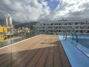 拉克鲁斯热带酒店的建筑物屋顶上的游泳池