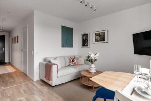 斯德哥尔摩Cosy Urban Home in Stockholm的客厅配有沙发和桌子
