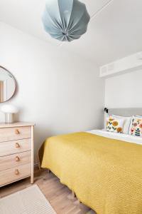 斯德哥尔摩Cosy Urban Home in Stockholm的一间卧室配有一张床和吊扇