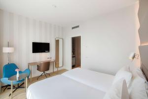 威尼斯Avani Rio Novo Venice Hotel - previously NH Venezia Rio Novo的白色的酒店客房 - 带一张床和一张书桌