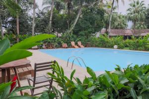 帕拉蒂Selina Paraty的度假酒店的游泳池配有桌椅