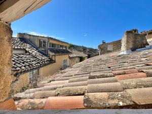 卢马罕Maison de village au calme.的露天剧场废墟的顶部景观