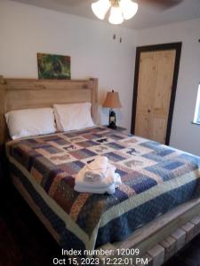 加特林堡Gatlinburg Mountain Condo的一间卧室配有床,床上装有被子