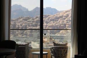 瓦迪穆萨H Luxury Hotel的客房透过窗户可欣赏到山景