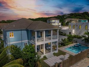 拿骚Blu Diamond Luxury Estate Home的享有带游泳池的房屋的空中景致