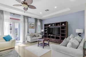 拿骚Blu Diamond Luxury Estate Home的客厅配有两张沙发和一台电视