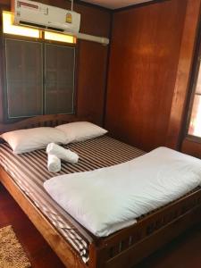 清刊Baan Fun Dee Chiang Khan的一张位于房间的床,上面有两个枕头