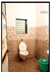 Nirmalsea land lodging & restaurant的一间带卫生间的浴室和窗户。