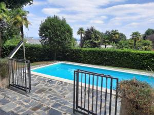 莱萨VSC Apartment - Appartamento in villa storica vista lago e piscina的一个带围栏的院子内的游泳池