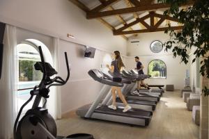 乌真托Vivosa Apulia Resort的一群在健身房跑步的人