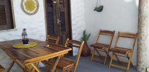 卡诺格布拉达Chale Canoa Beach的一张木桌和椅子