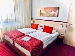 杰尔法姆洛斯酒店的酒店客房 - 带两张带红色枕头的床