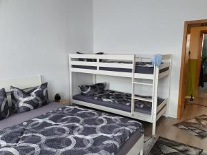 AmmendorfHalle Saale 402的一间卧室配有两张双层床和一张床
