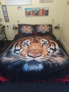 卡迪夫STUDIO PAD的一张床上挂着一幅虎画的床铺